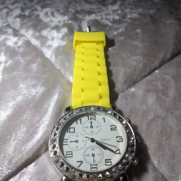 WOMEN\'S YELLOW BEZEL SILICONE YELLOW WATCH (DO NOT COME WITH BATTERIES)